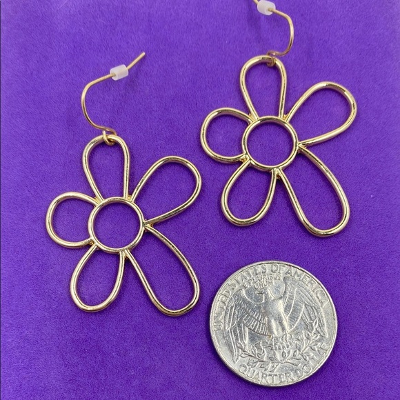 💛 Classic Gold Plated Flower Earrings - Picture 2 of 5